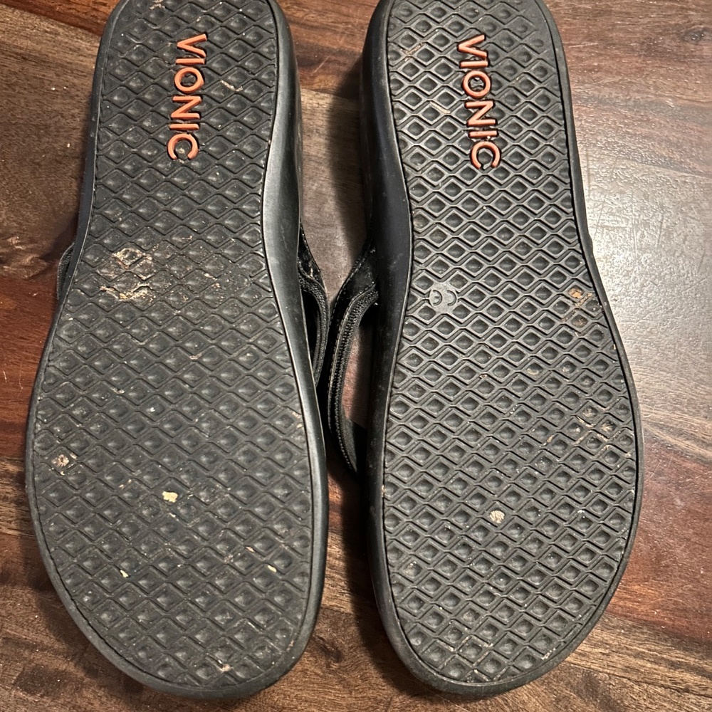 Vionic flip flops - Picture 2 of 3